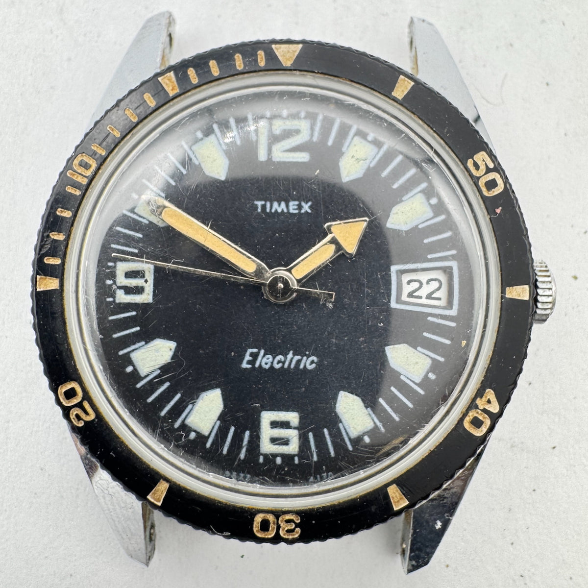 Vintage Timex 9677 4170 Bakelite Skin Diver Date Men's Electric Wristwatch