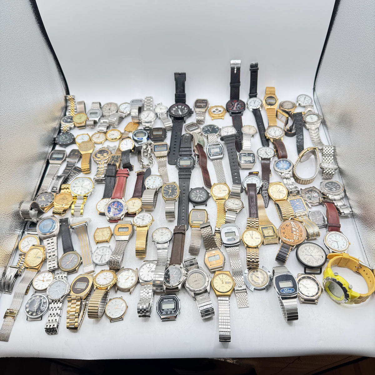 Vintage Seiko, Pulsar, Citizen, etc. Lot of 100 Men's Quartz Wristwatch 4